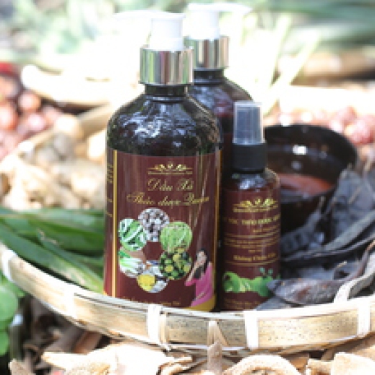 Xịt tóc thảo dược Queen