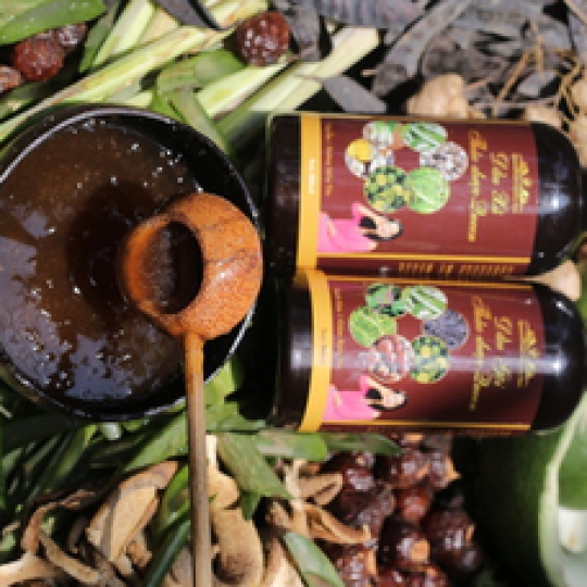 Xịt tóc thảo dược Queen